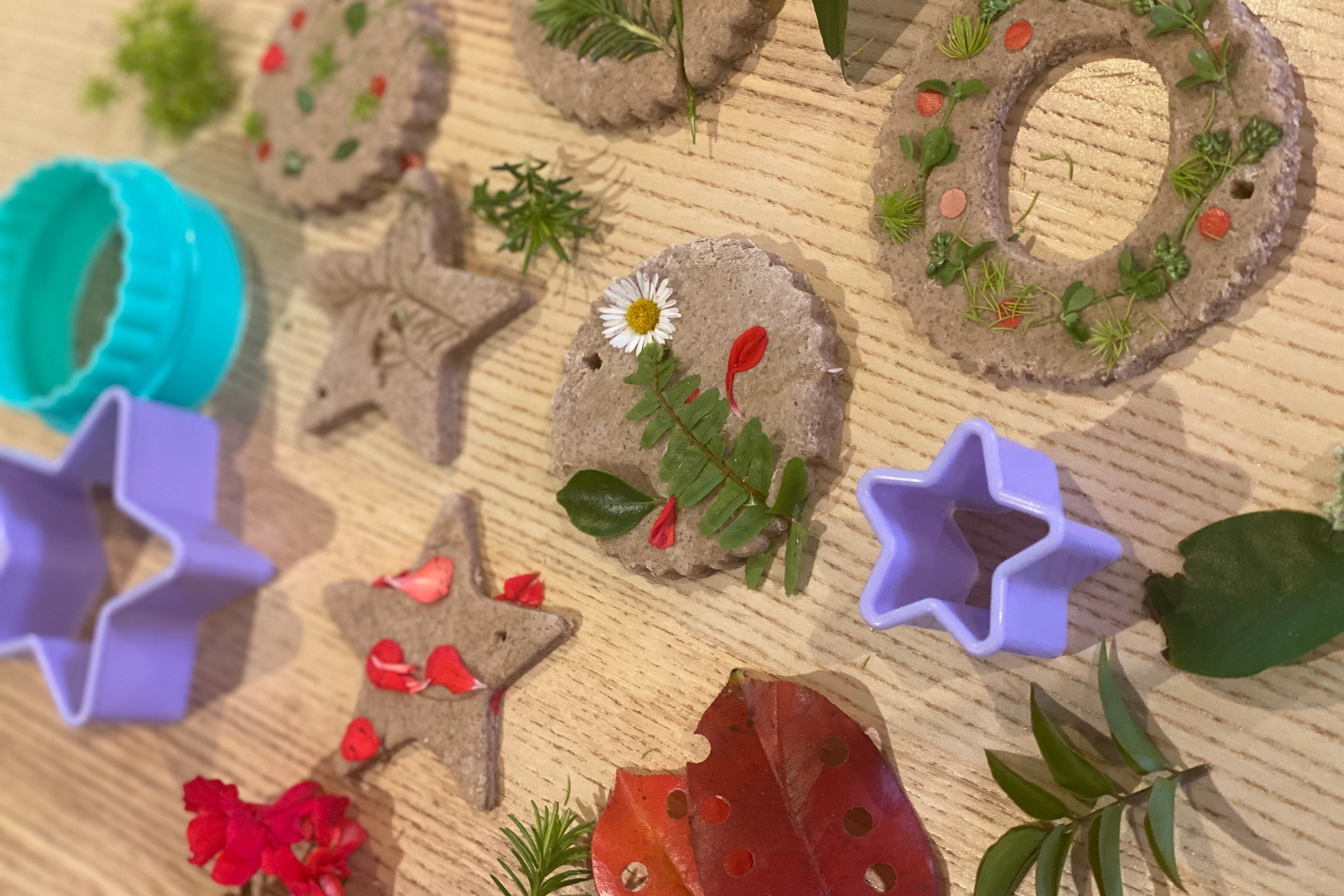 Christmas nature craft for school holiday workshop at Good Earth Bookshop